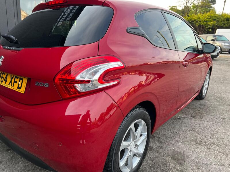 PEUGEOT 208
