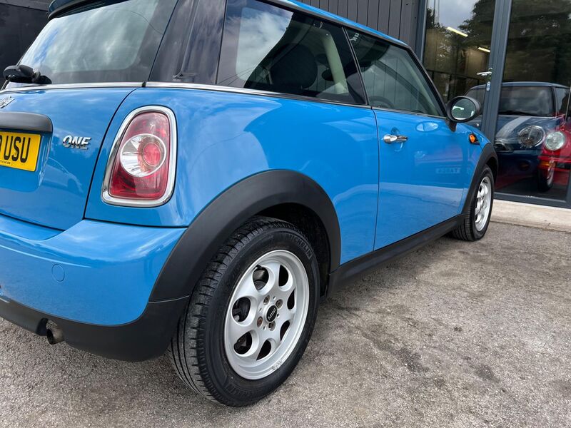 MINI HATCH