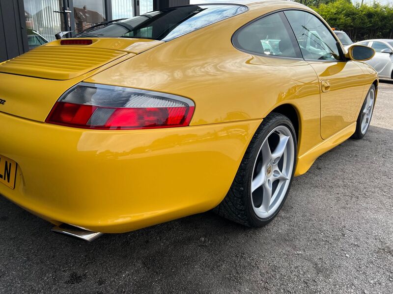 PORSCHE 911