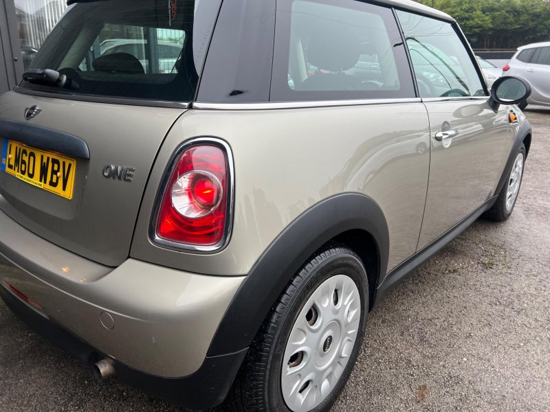 MINI HATCH