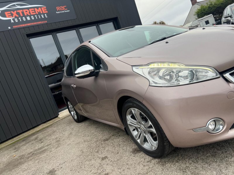 PEUGEOT 208