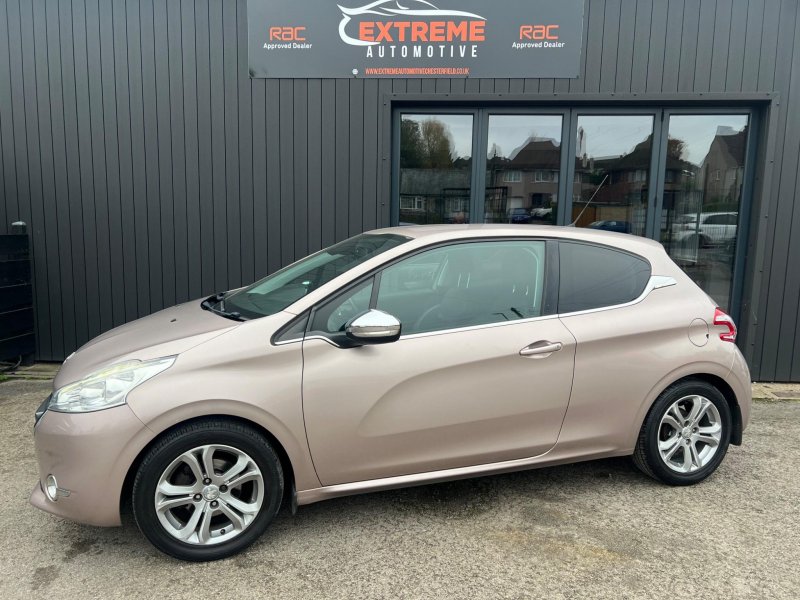 PEUGEOT 208