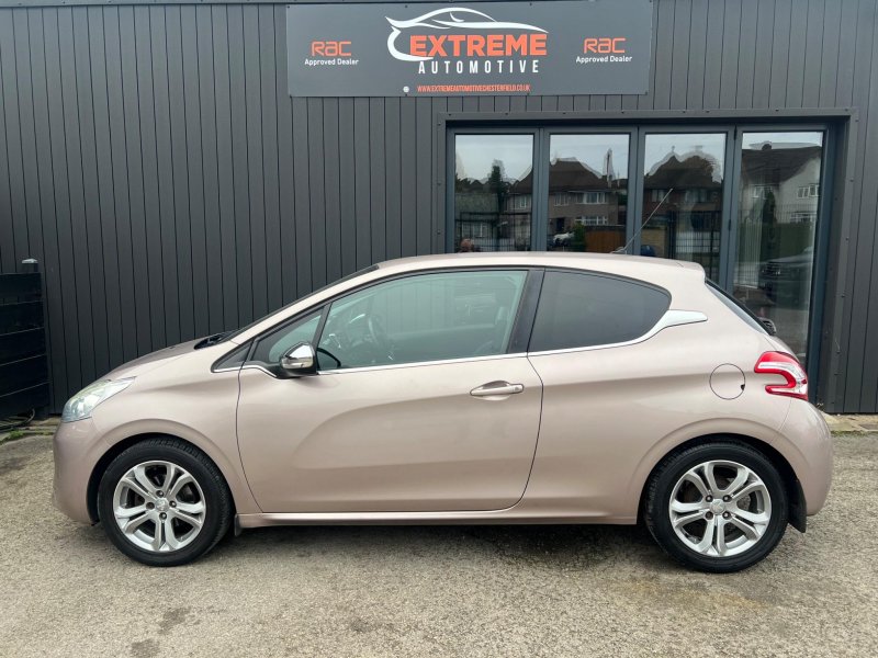 PEUGEOT 208