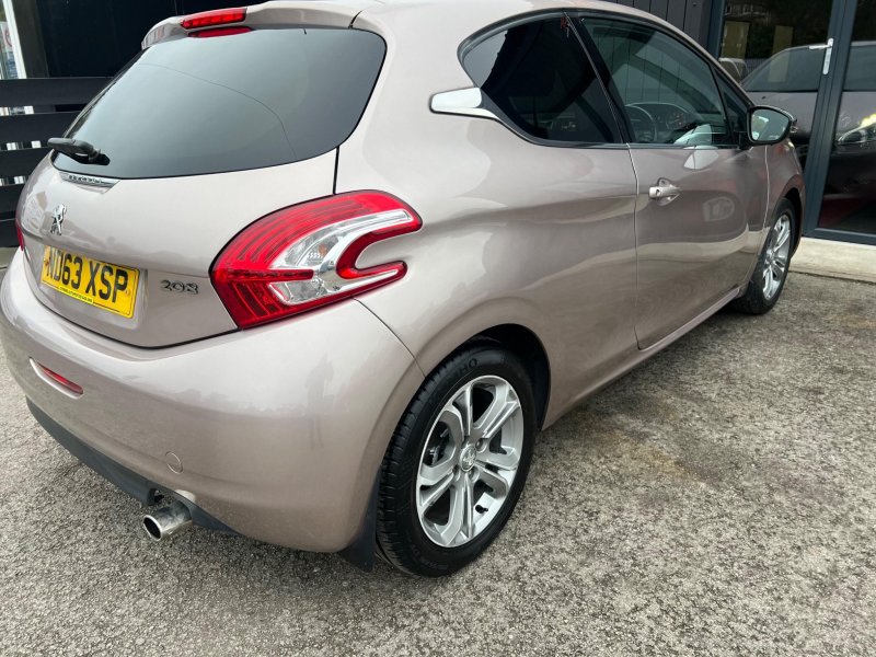 PEUGEOT 208