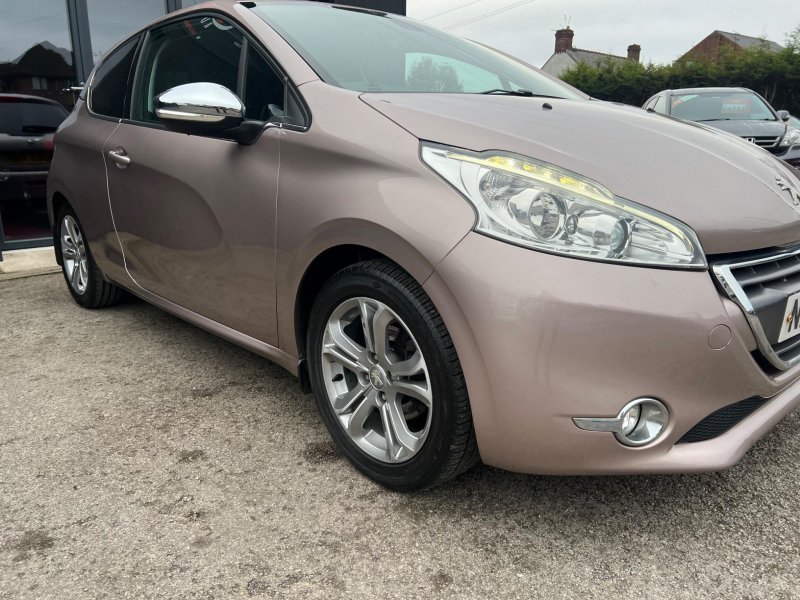 PEUGEOT 208
