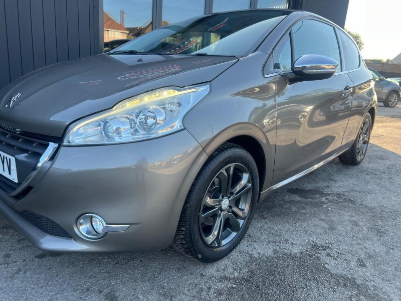 PEUGEOT 208