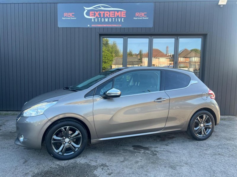 PEUGEOT 208