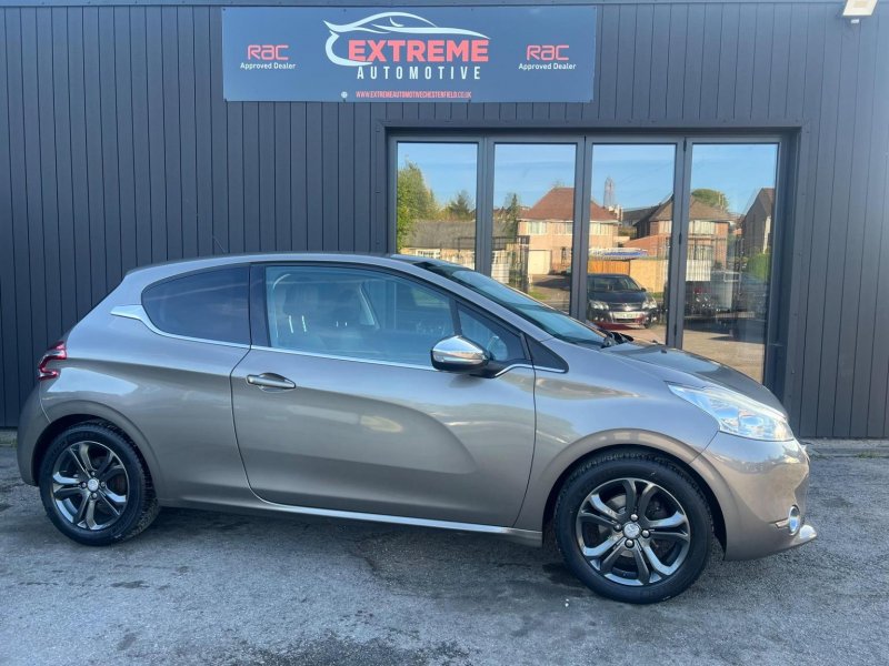 PEUGEOT 208