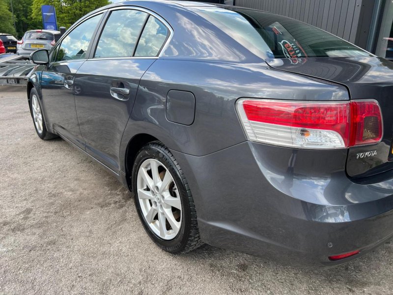 TOYOTA AVENSIS