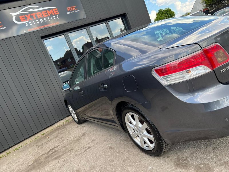TOYOTA AVENSIS
