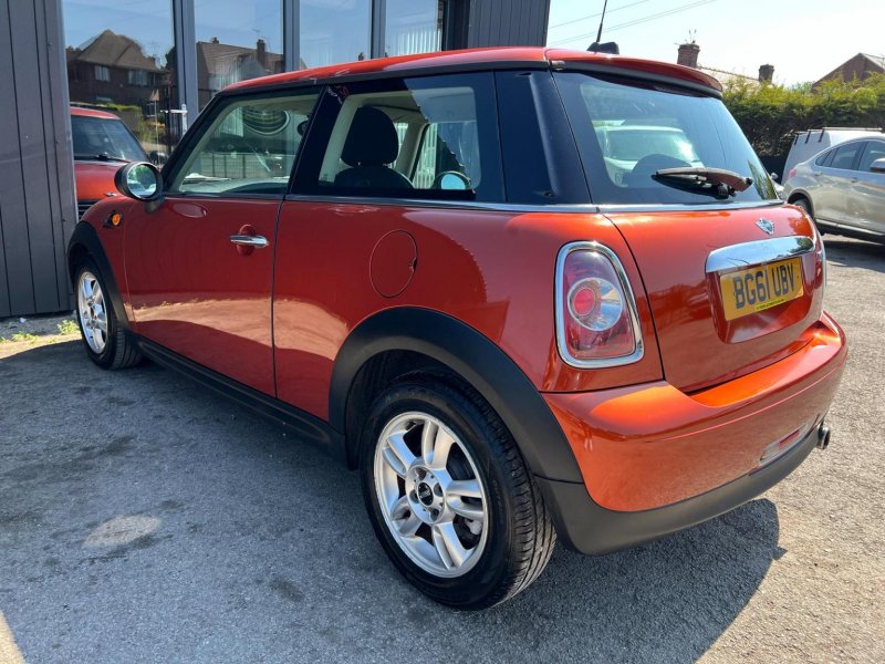 MINI HATCH