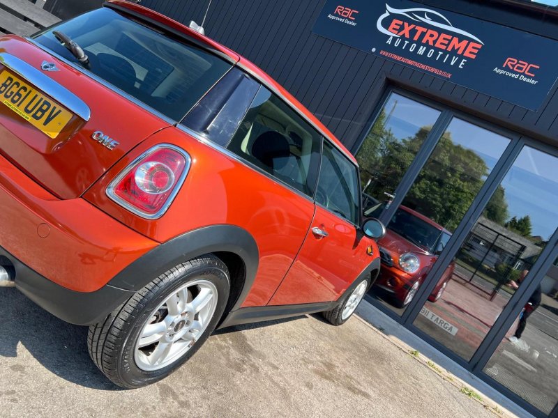 MINI HATCH