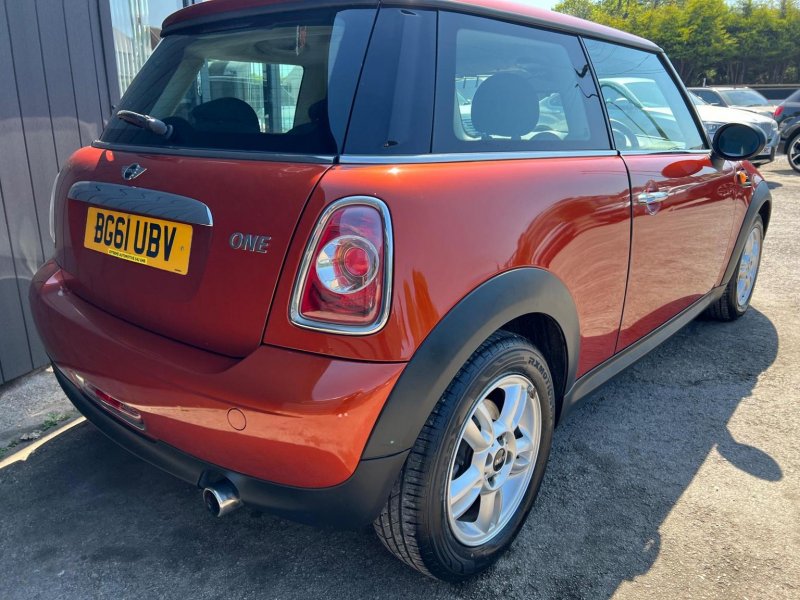 MINI HATCH