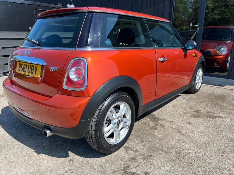 MINI HATCH